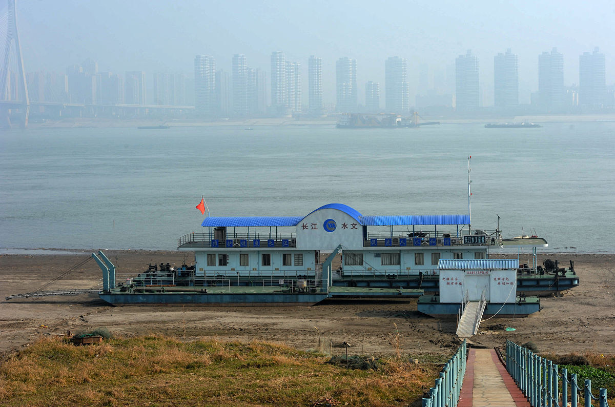2018年1月17日,武汉,长江武汉段一水文监测船搁浅在江滩上.