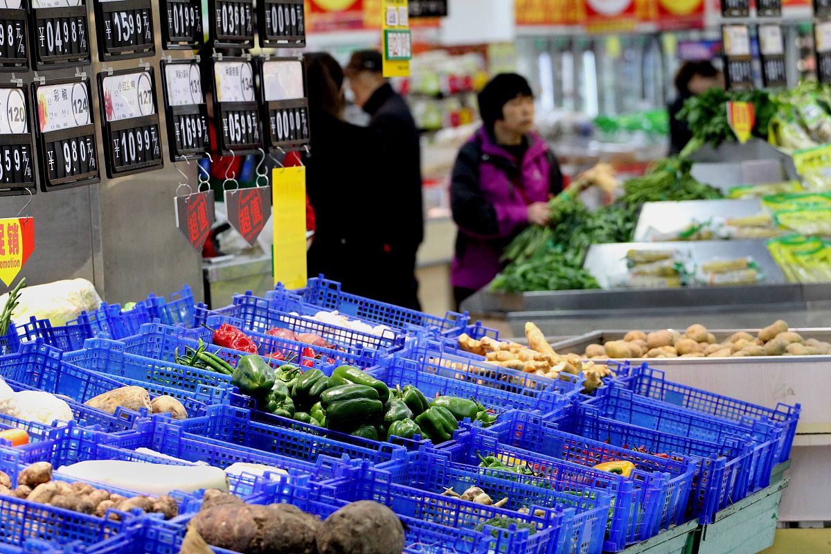 在生鲜商超中一般蔬菜类商品的保鲜期都比较短且品相随销售时间的增加而变差 大部分品种如当日未售出隔日就无法再售。因此 商超通常会根据各商品的历史销售和需 求情况每天进行补货。由于商超销售的蔬菜品种众多、产地不尽相同而蔬菜的进货交易时间通常在凌晨 300- 400为此商家须在不确切知道具体单品和进货价格的情况下 做出当日各蔬菜品类的补货 决策。蔬菜的定价一般采用成本加成定价方法 商超对运损和品相变差的