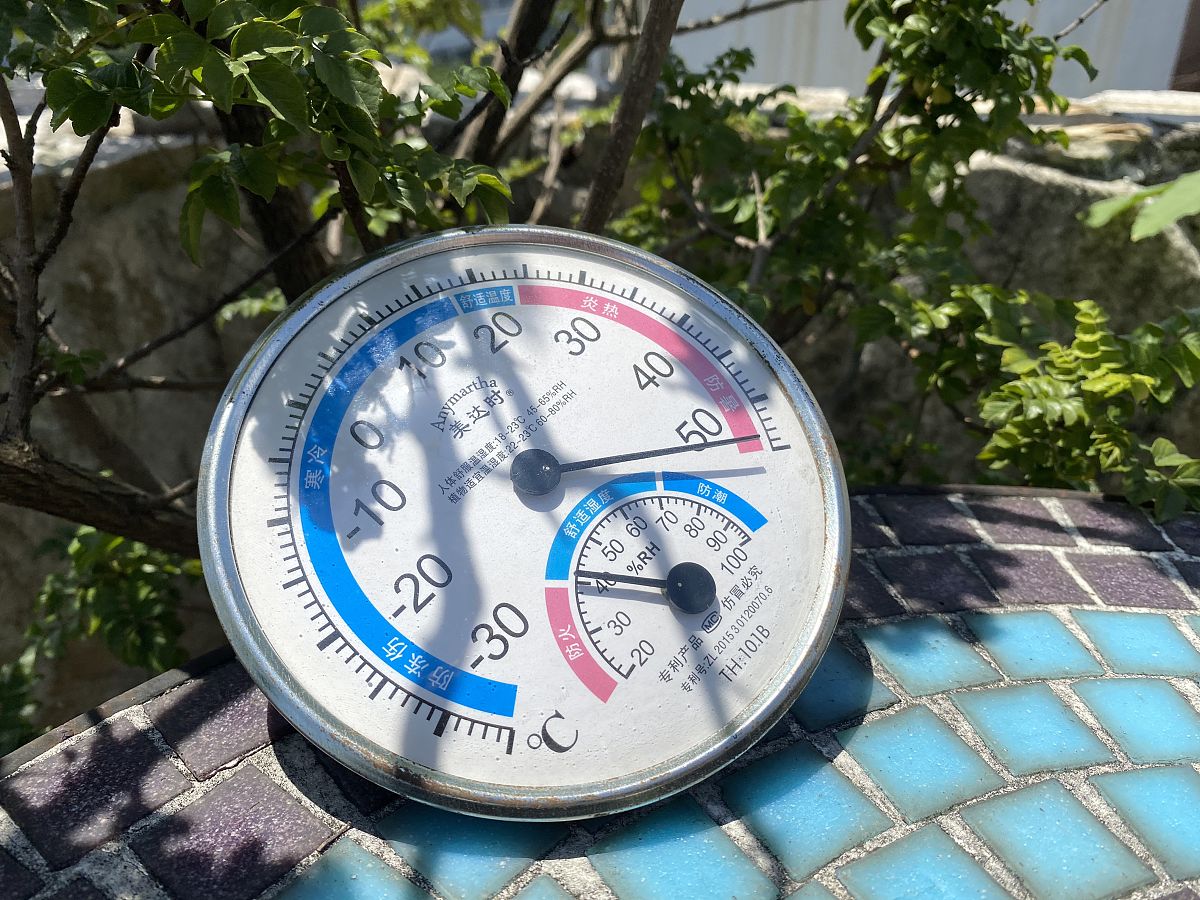 2020年8月1日,周末上海高温预警,户外温度计5分钟就突破极限50度.