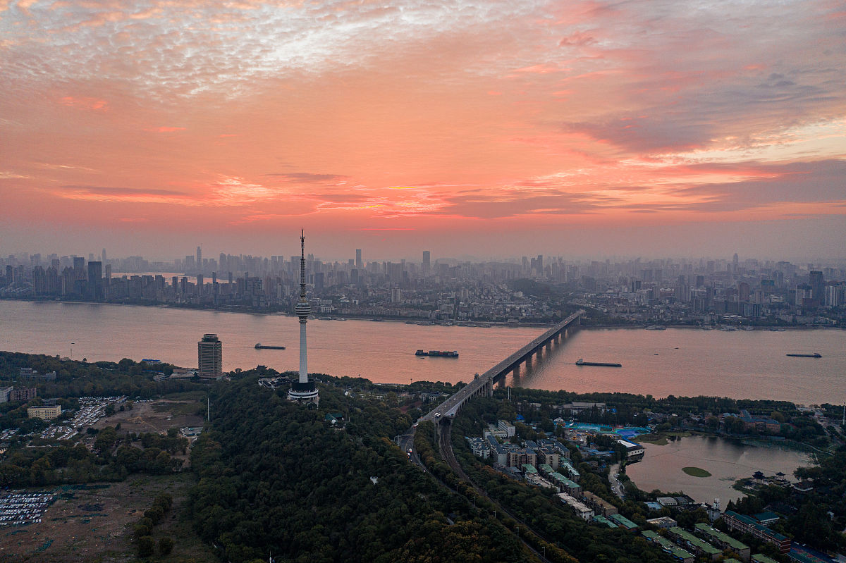 2021年10月12日,武汉,长江大桥龟山电视塔朝霞漫天.