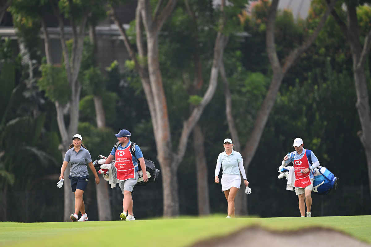 Topdressing: Building Barriers and Preventing Water Flow on Golf Greens