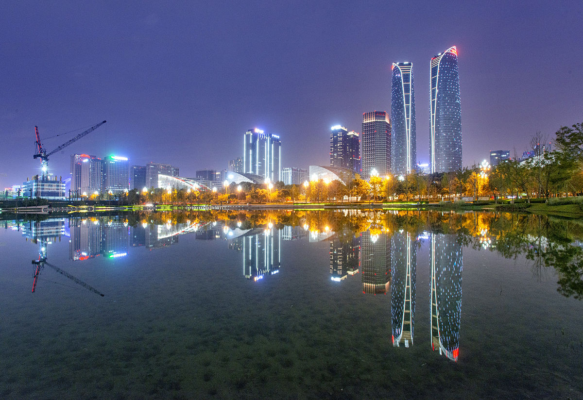 2020年10月31日,夜幕降临,华灯初放,成都市交子公园周边的高楼大厦在