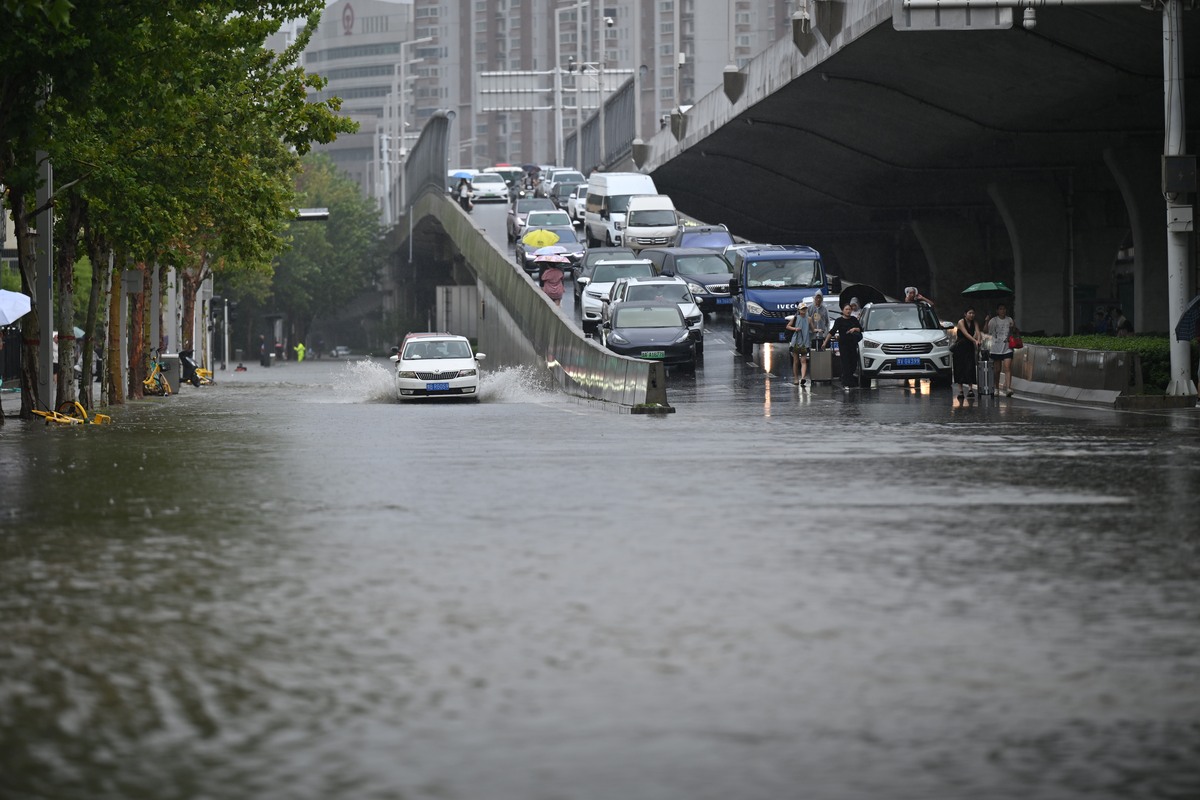 随着各地暴雨频率的不断增加城市高架桥的桥面排水问题备受关注让这段话更优美通顺并扩写