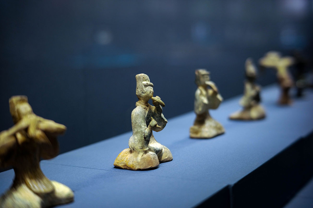 2021年3月16日,郑州,"太平有象"——汉唐乐舞展在大象陶瓷博物馆展出.