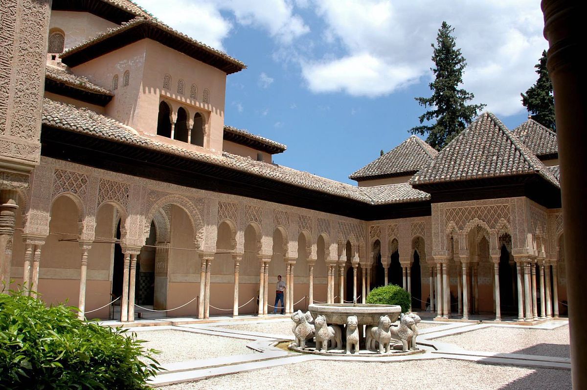 西班牙格拉纳达城阿尔罕布拉宫(the alhambra palace ),这里是摩尔式