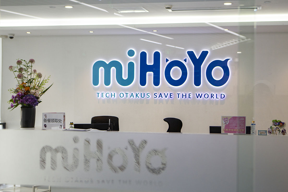 原神《原神》是由中国游戏开发公司 miHoYo米哈游开发的一款开放世界动作角色扮演游戏。游戏以奇幻的世界观和多样的角色设定为特色玩家可以在游戏中探索多个大型的开放世界地图通过各种任务和挑战获得经验和道具提升自己的实力并解锁更多的内容。游戏中的角色拥有各自的技能和特点并且可以进行转职让玩家在游戏过程中体验不同的战斗风格。除了主线剧情外游戏还有大量的支线任务和丰富的活动内容让玩家更深入地了解游戏的世界