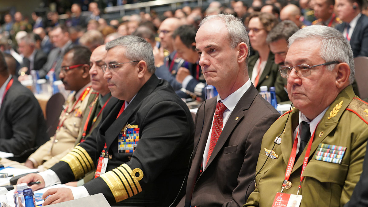 中国防长直抵北约家门口，反击北约东扩，解放军用行动说话