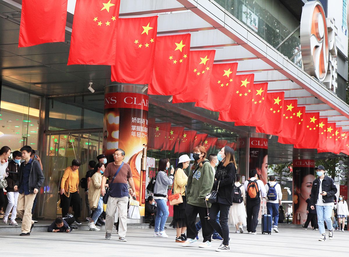 请九年级学生在红旗下的讲话的发言稿800字左右