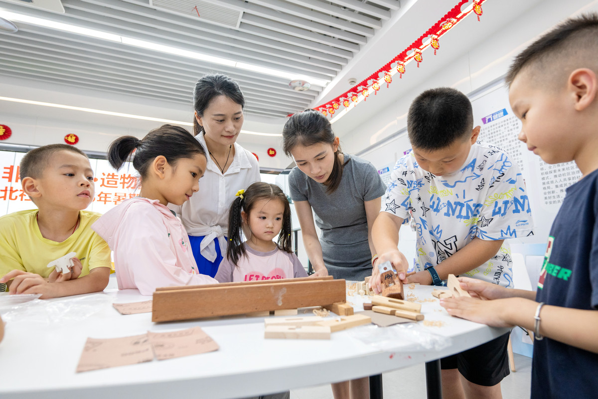 根据充分发掘不同学科中蕴含的丰富美育资源充分发挥人文学科在美育方面的作用深入挖掘自然学的美育价值。积极推动以美育为主题的跨学科教育教学和校外实践活动有机整合相关学科的美育内容发挥各学科教师的优势以美育目标为导向形成课堂教学、校外活动和校园文化的共同培养力量引导学生树立正确的历史观、民族观、国家观和文化观陶冶高尚情操培养美好心灵增强对文化的自信。的意思写一段话