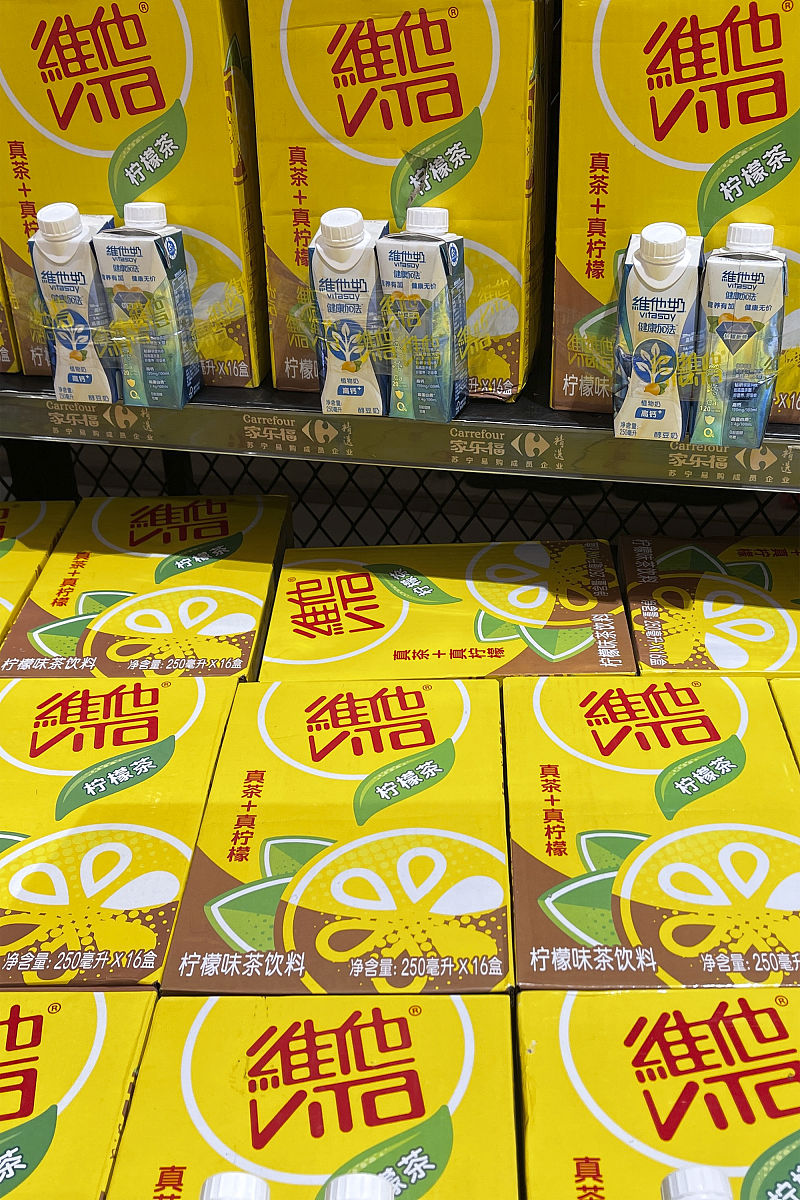 给我一个针对娃哈哈咖位设计的广播创意脚本