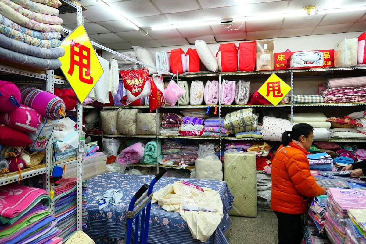 2019年12月12日,北京广安门内大街的菜市口百货市场中心,商家在忙着甩