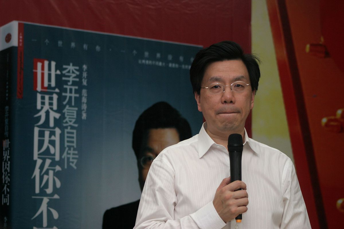 2009年10月23日,李开复携最新自传《世界因你不同》在武汉崇文书城举