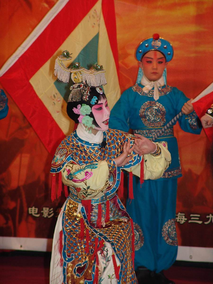 以传承与创新：文化产业的发展为题写一篇1200字文章