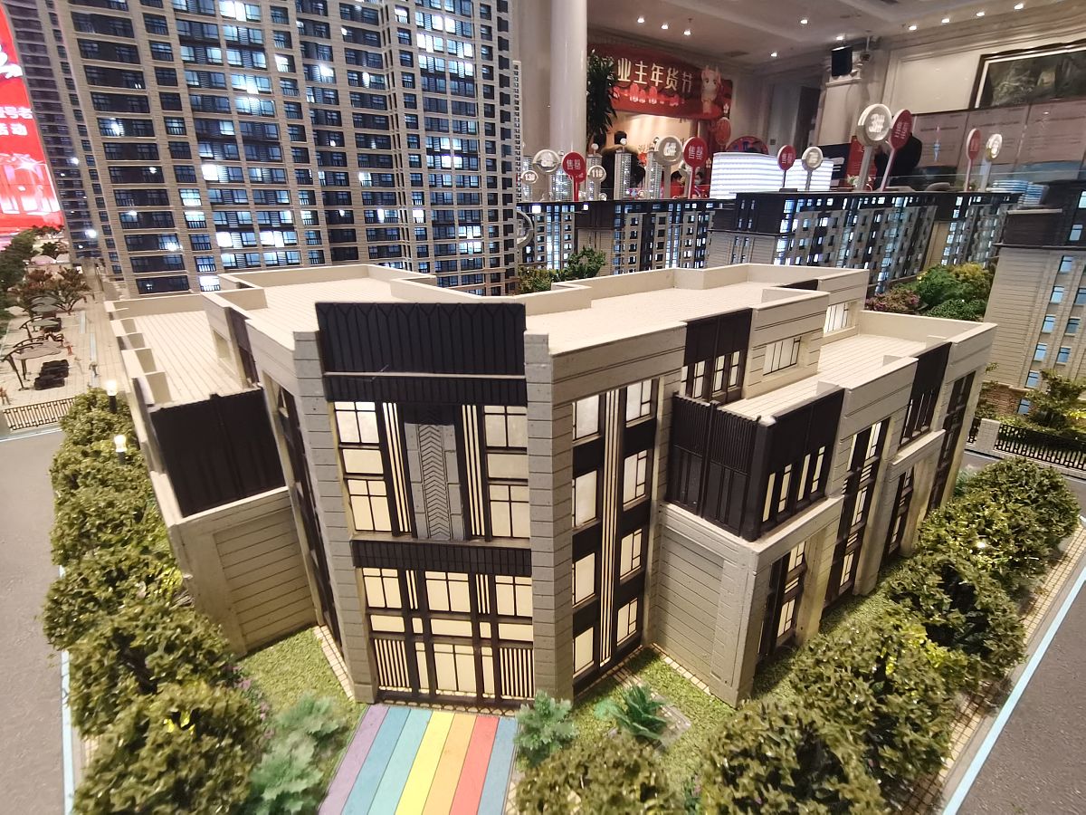 怎么具体介绍这个商铺的以下几个优点呢？中建天府公馆商铺铺号：14号面积：774平总价：355万推荐理由：1loft公寓门口第一间2全业态水电气烟道四通3央企总部写字楼楼下4大型商业街区入口处56m层高超大外摆赠送6真实商家租期5年起始回报率6个点有递增免租期仅1个月