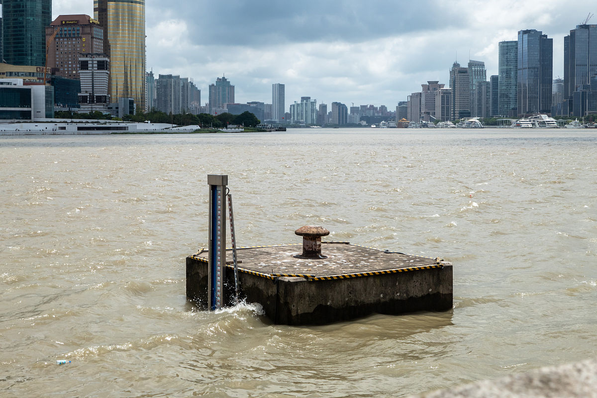 2021年7月23日,上海外滩"黄浦公园"水文站,黄浦江中的水尺显示实时的