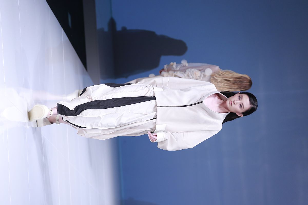 我想制作一张动漫头像 男生的 禁欲系黑白画风 短头发 帮我生成描述词