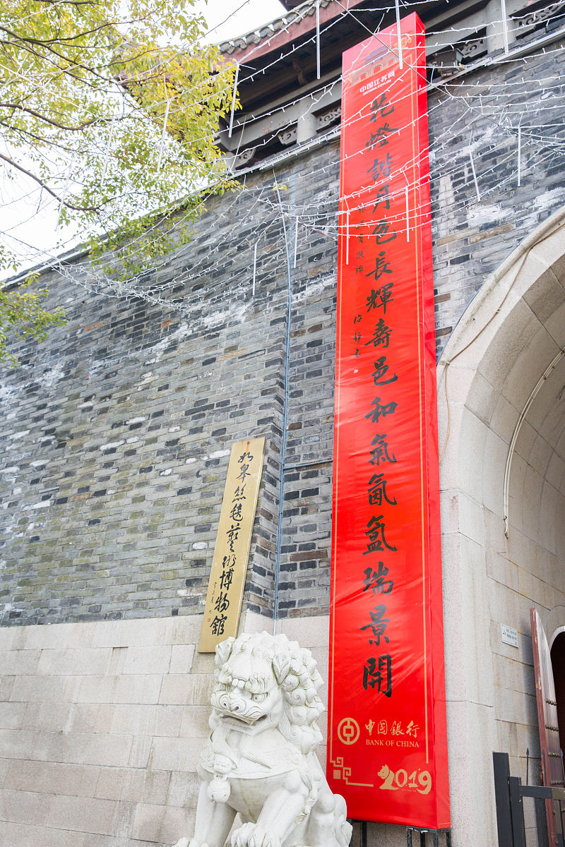 上联 东江水甜祖国怀抱温暖如昨拥抱香港同胞 下联 南海风清海天碧绿国门敞开迎世界帮我用200字详细描述