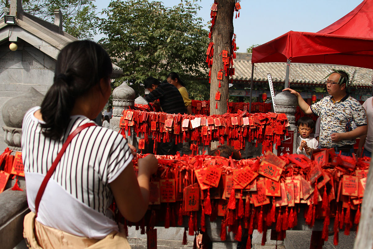 带红绳祈福的民间习俗是什么