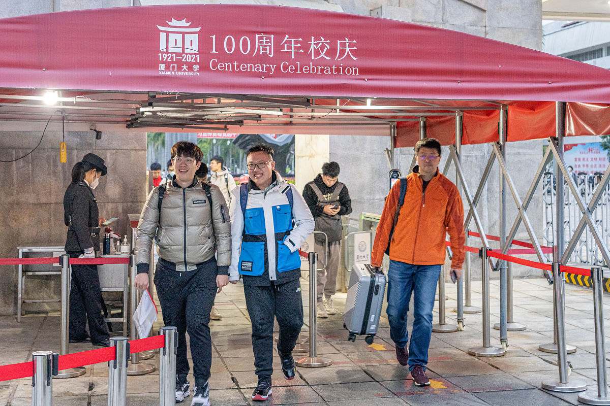 你现在是一个百科知识达人无所不知无所不晓请为我写一篇厦门大学研究生院的相关文章。