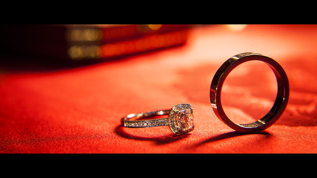 梦到在妈的红衣服上捡到一枚金钻戒自己戴手上后又还要还別人