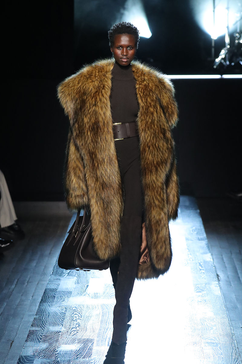 当地时间2022年2月15日,纽约,2022秋冬纽约时装周:michael kors 品牌