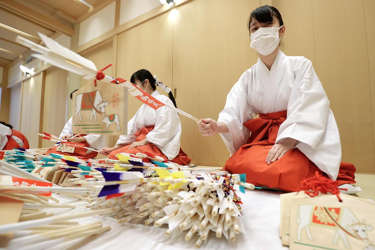 当地时间2020年12月7日,日本名古屋市,<strong>巫女</strong>们佩戴口罩在热田神宫内