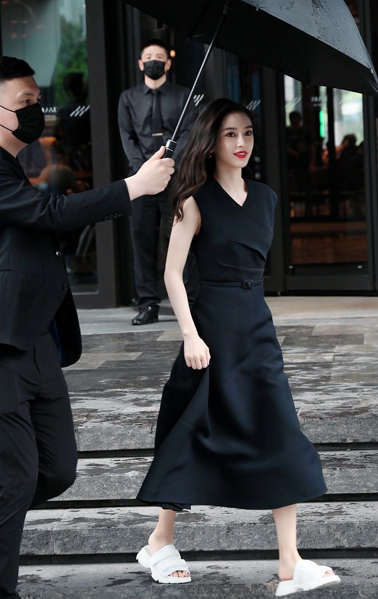 2021年6月27日,上海,angelababy从酒店出发出席活动.angelababy