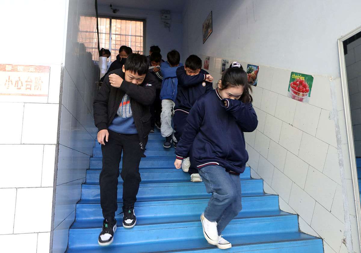 帮我总结一下地震应急救援暨防空袭疏散演练活动的亮点。