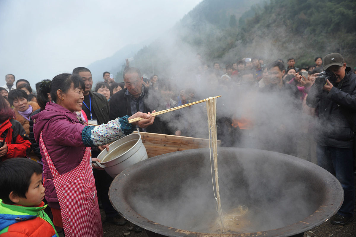 2015年12月11日,浙江临安,临安市举办年俗风情旅游节,88桌长桌宴在马