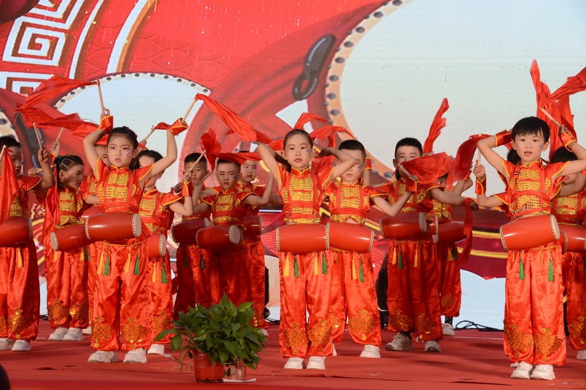 请写一个六一儿童节文艺表演介绍民乐串烧节目的主持词分两个主持人民乐团表演的节目有葫芦丝吹奏《金孔雀》中阮和竹笛演奏《吐鲁番的葡萄熟了》二胡齐奏《桥边姑娘》琵琶和古筝表演《琵琶行》。把下面的主持词融进去：A：你知道中国民族乐器有哪些吗？我们东辰一小就有一个专门的民乐团呢B：我知道一些比如有有二胡古筝琵琶A：还有竹笛和小阮、中阮、葫芦丝等乐器这些乐器各具特色可以演绎很多不一样的乐曲呢B：好期待呀！今天