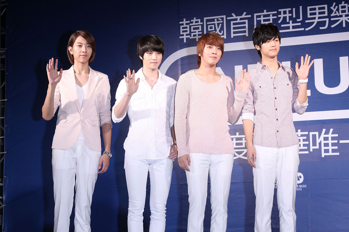 2010年9月24日,台北,韩国首席男生团体cnblue举行签名会.+++_+++cnblu