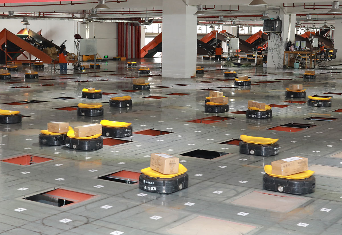 检索快递机器人相关的案例说明工程实践和法律法规的关系。讨论法律法规和行业规范对行业的作用基础性、必要性和发展性；案例中法律法规和行业规范对工程实践带来了哪些影响；技术问题和法律法规、政策、行业规范的相互作用