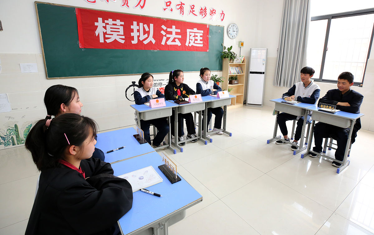 以多种形式加强青少年法治教育