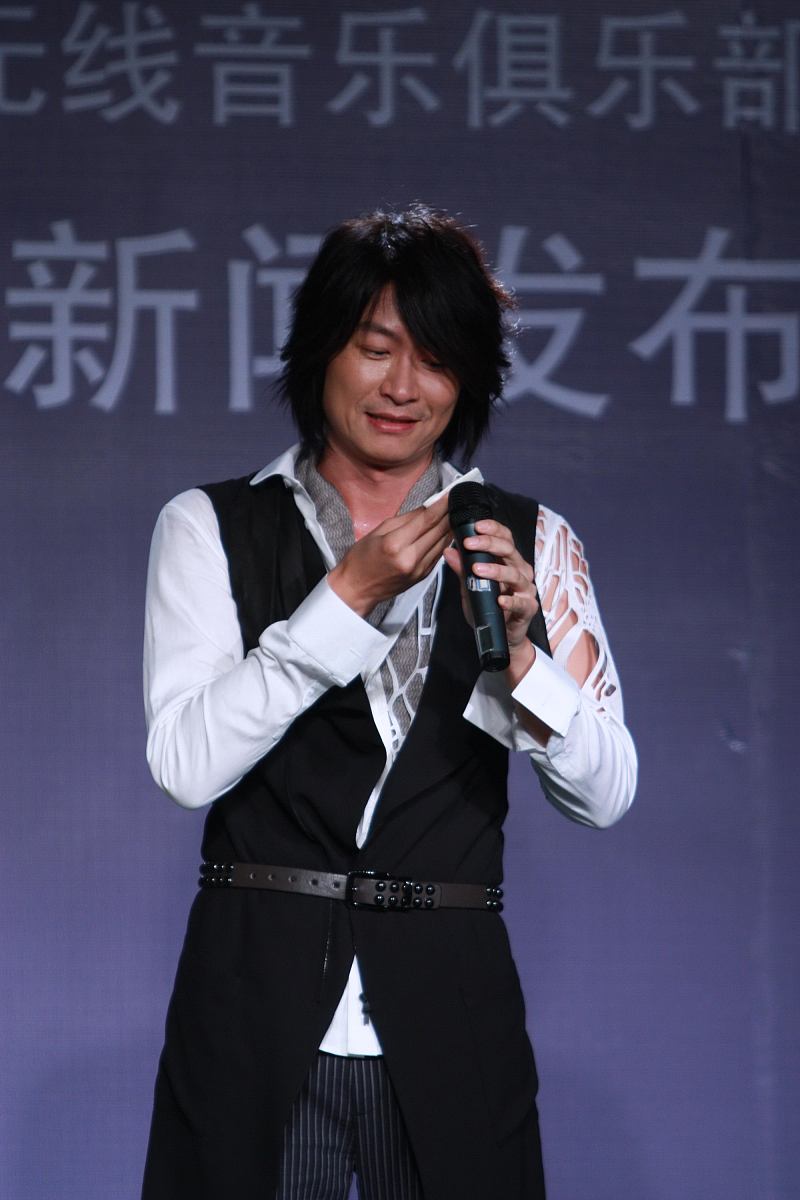 2009年8月19日讯,上海,日前,一身潮流打扮的姚晨现身某酒店门口.+++_+