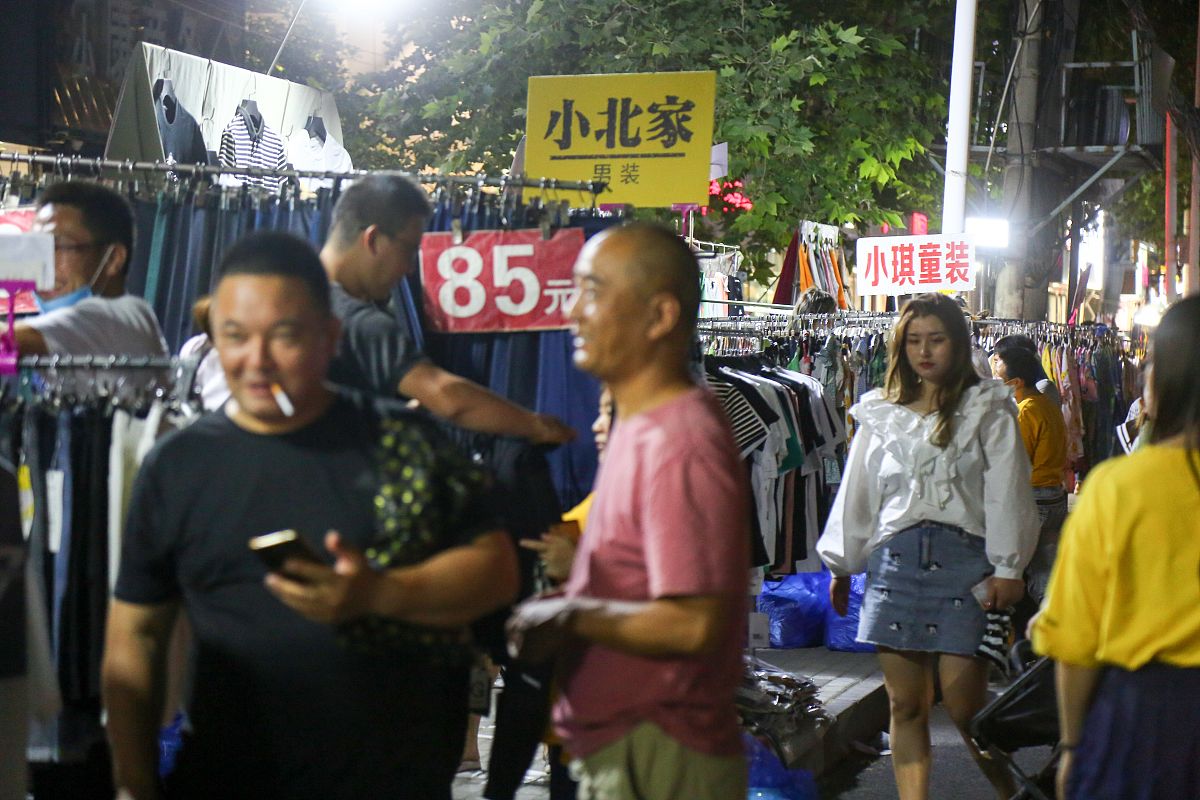 2020年6月1日,郑州健康路夜市复市,前来逛街的市民熙来攘往,而商户则