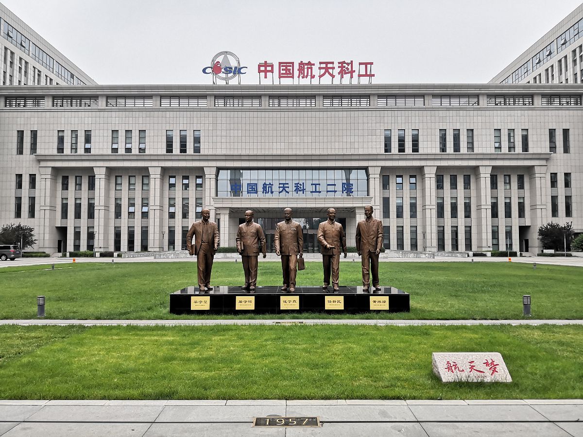 11 次人物访谈：访谈 1 位正在或曾经于北航就读的学长学姐校友本硕博不限了解他们对北航精神、北航历史、北航文化等方面的感悟和体会。要求以此为基础提交一篇不少于800 字的人物访谈报告