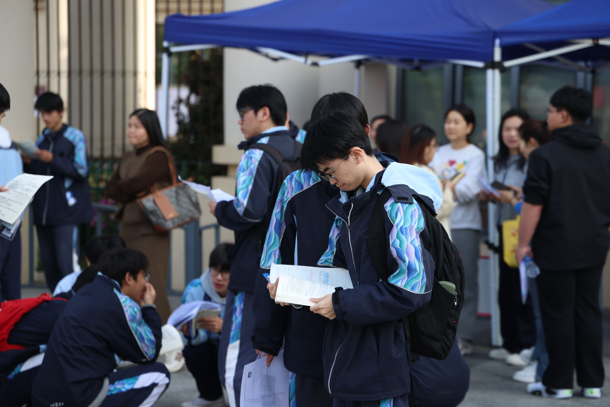 2026年4月19日,浙江宁波,考生进考场前抓紧看考试资料.