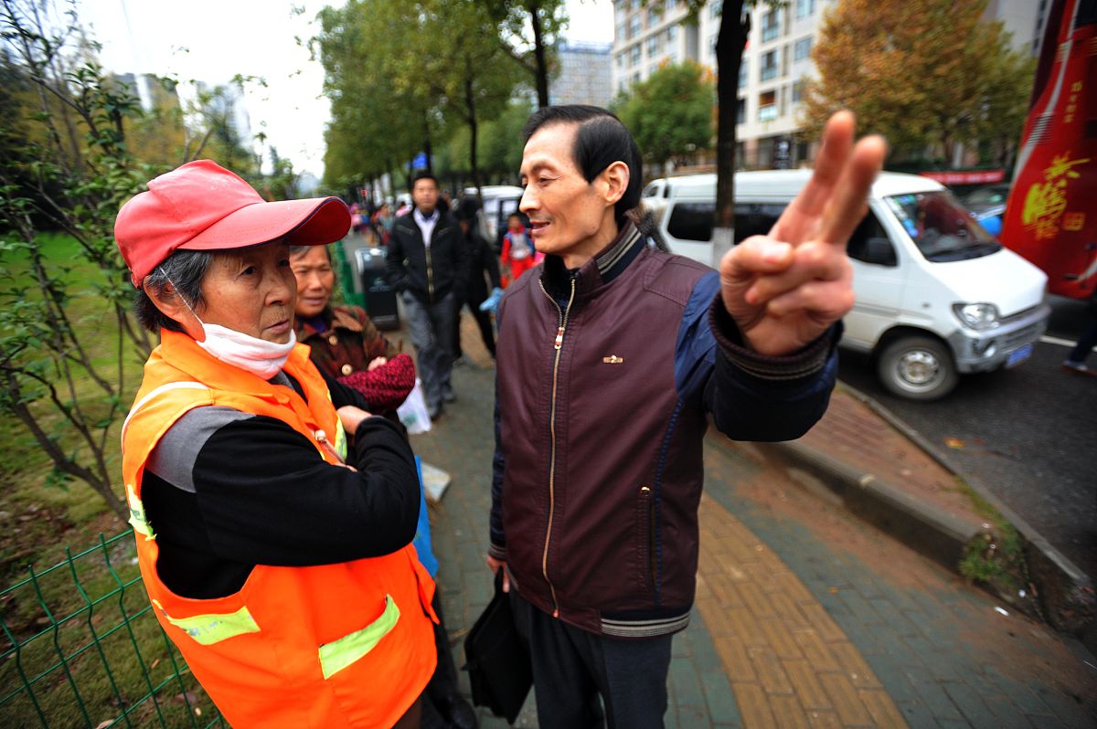 冒雪骑行狼狈的刘伟元，终于入住酒店，拿起拖把的清扫自行车留下的泥水的镜头却让人感到满满感动 详细文章