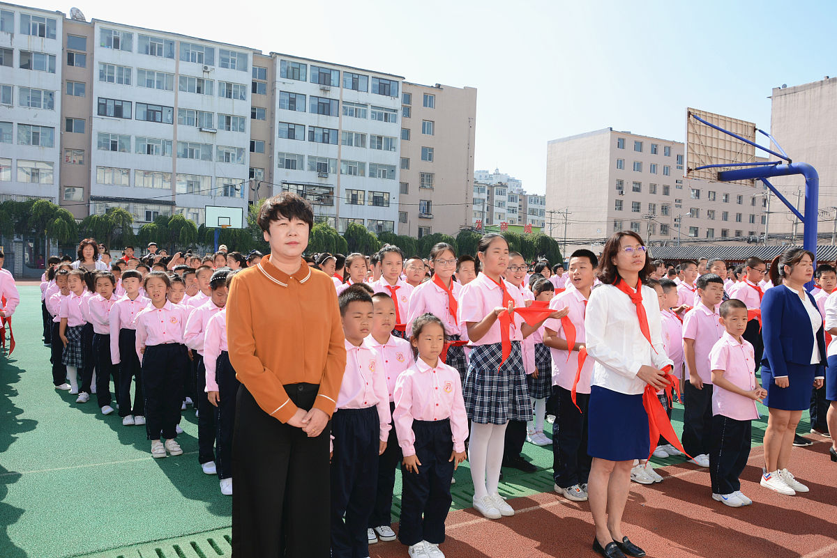 2019年9月11日,吉林市船营区第二小学操场上队旗飘扬,伴随着振奋人心
