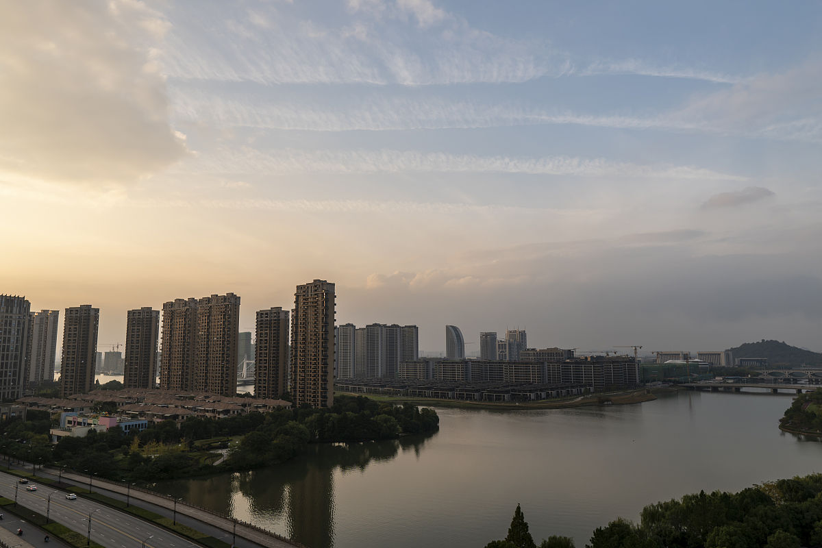 2021年10月25日,浙江绍兴,秋日傍晚,晚霞映红云.