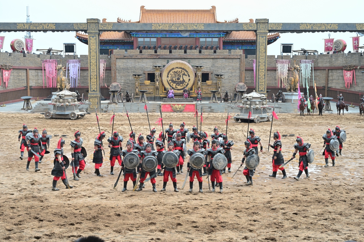 清明上河园《岳飞枪挑小梁王》：互动与沉浸的艺术盛宴