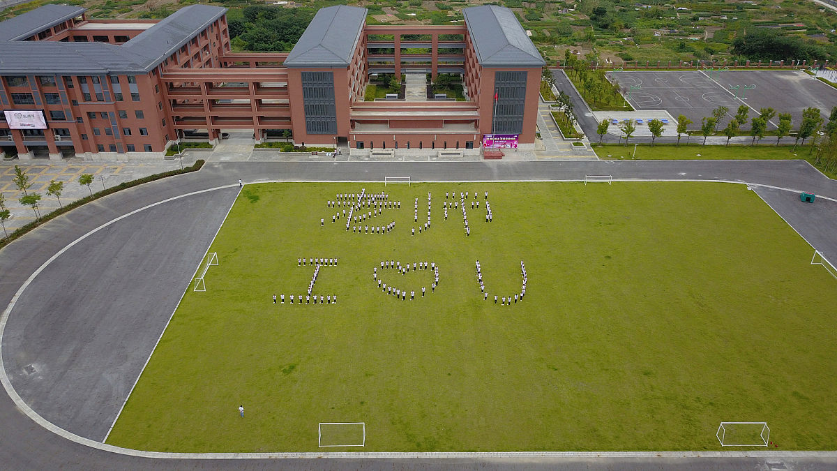 2018年9月10日,江苏扬州市梅岭中学教育集团运河中学的中学生们拼出意