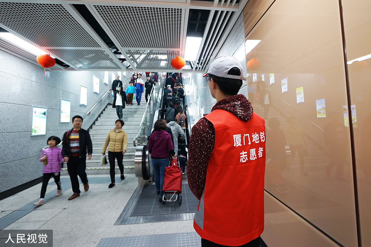 开学季的地铁站：诚心对待学生客流 做有温度的服务