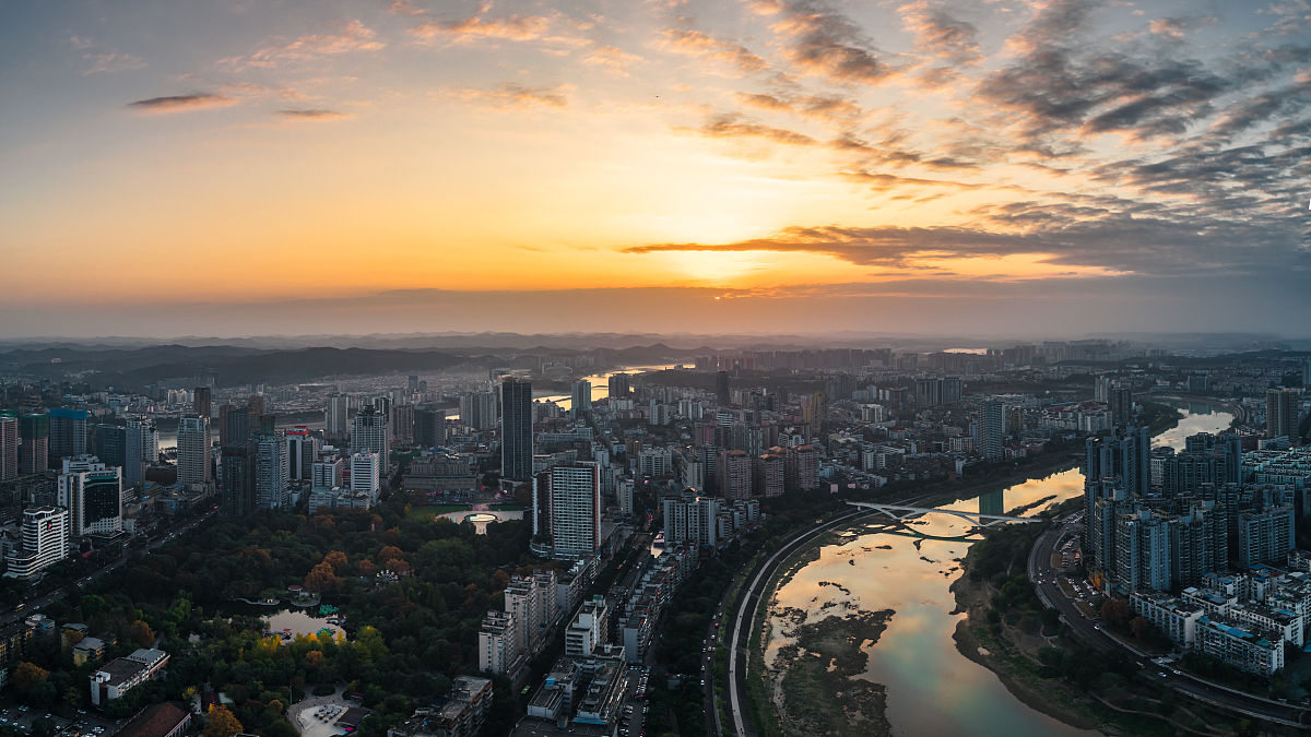 2020年11月18日,四川省绵阳市中心城区,日出时分,天空出现了朝霞.