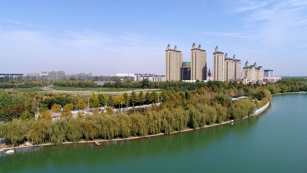2018年10月23日,河南许昌,建安区北海公园,城水相依,风景迷人.