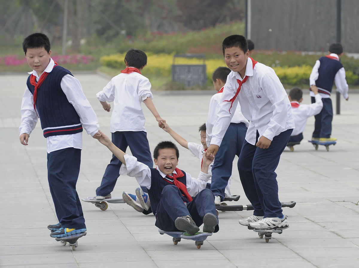 帮我改写并扩充以下句子不改变原意。虽然大二学生已经适应学校里学习和生活的节奏部分同学由于即将开始大三的大学生活放松对自己的要求在学习和日常生活中相对而言有所松懈也缺乏参加院校两级举办的活动的机会。因此大二学生素质发展测评优秀率相对低于大一同学。