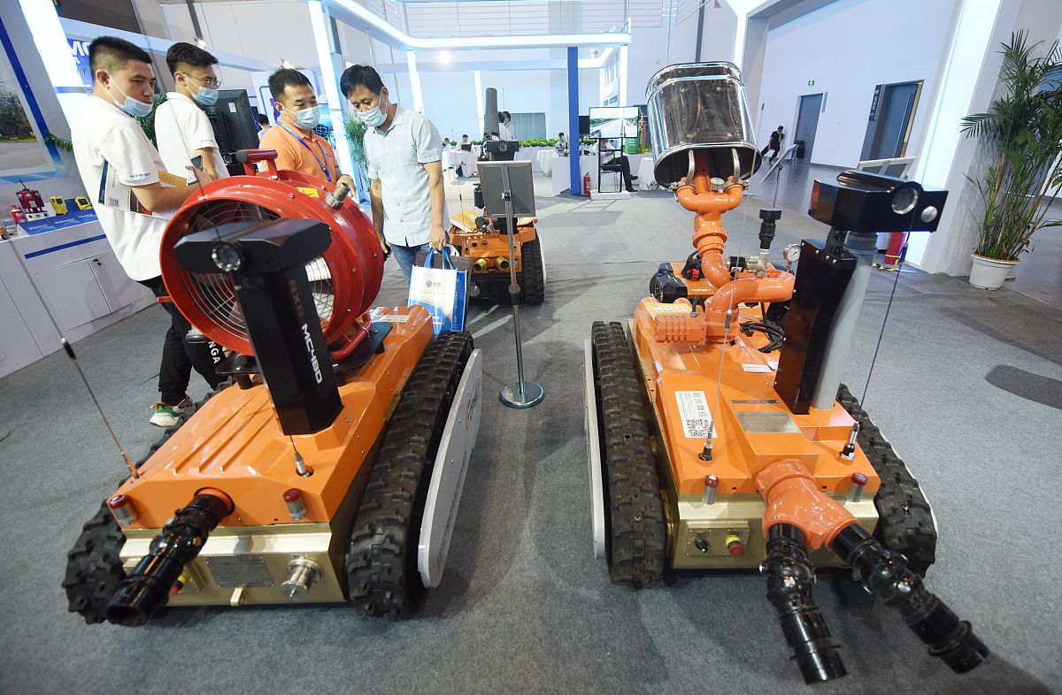 自动化小车在平地放置被救资源并完成挥旗动作应具备的功能