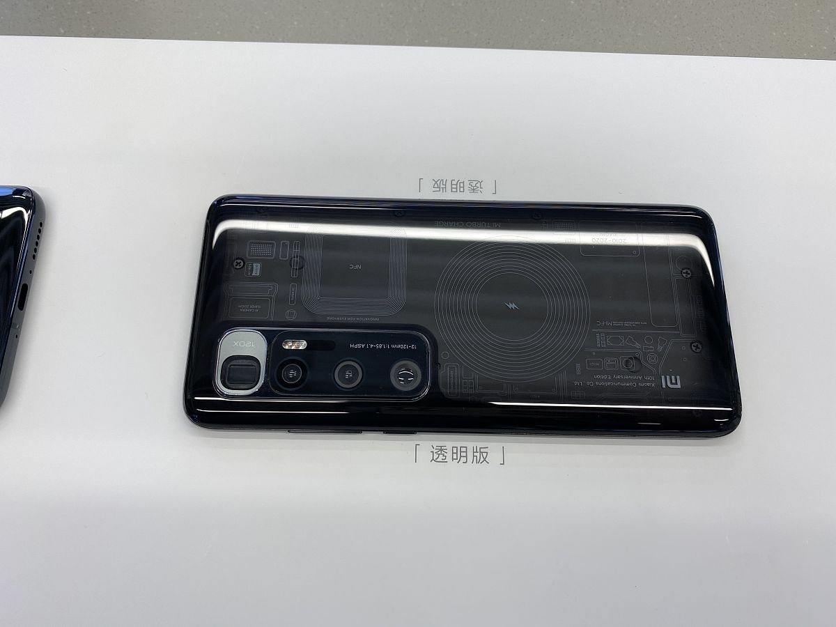 小米10s 后盖设计：45度斜角，提升握持感和防滑性