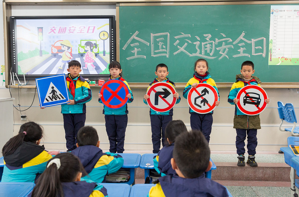 学校导向发力夯实安全堤坝1机制导向作保障2宣传导向强意识3自查导向明短板