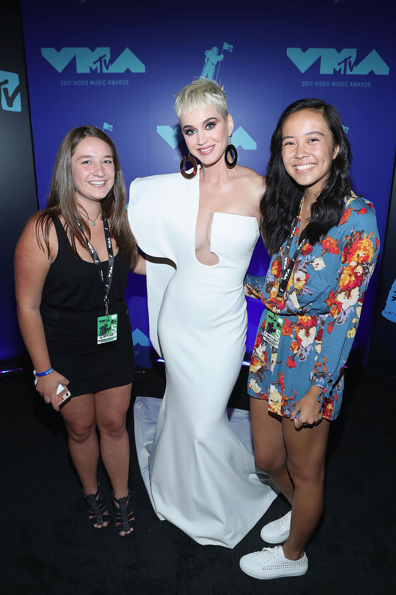 请用中文对后面网址内容生成摘要不要少于10个句子 httpswwwbillboardcommusicawardsgwen-stefani-carly-pearce-just-a-girl-2023-cmt-music-awards-1235296985